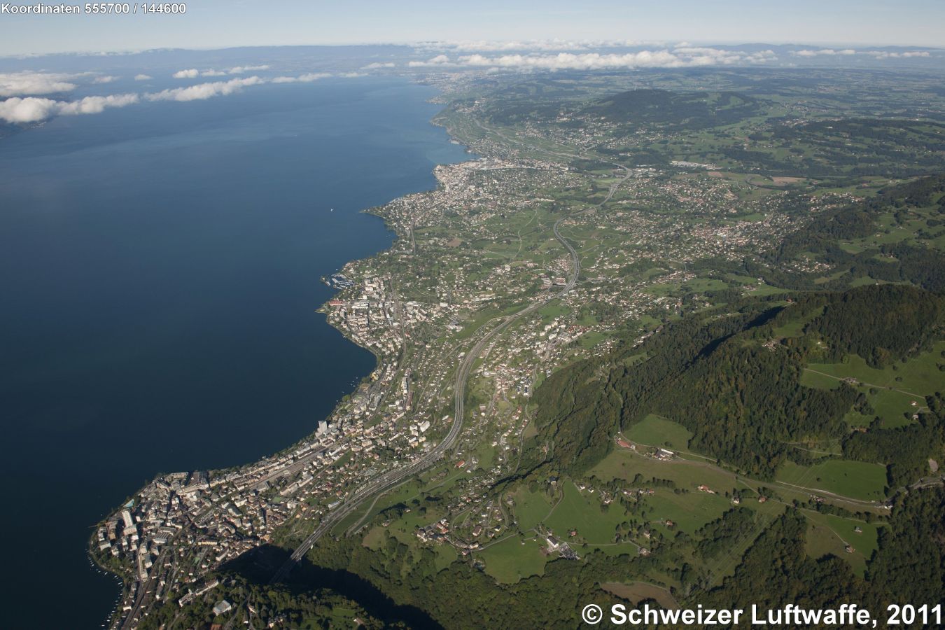 Lavaux (Überblick): Grosse Siedlung unten links am Bildrand: Montreux (Position: 2'559'507.23, 1'142'456.58), weiter am See westwärts: Clarens, La Tour-de-Peilz, Vevey, St.Saphorin, Chebrex, Lausanne. - Autobahn A1/A9 Genf-Lausanne-Martigny. Nördlich der Autobahn Bildmitte: Chernex, weiter nordwärts Blonay, St.Légier-La Chiésaz.